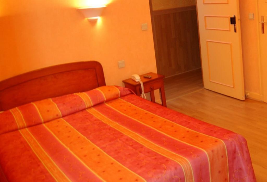 Hotel Restaurant Saint Louis Chateaudun Room photo